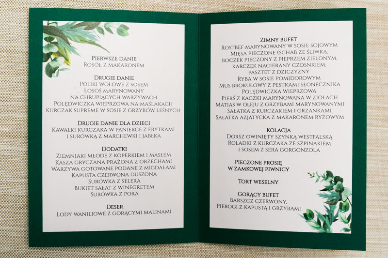 wnętrze menu weselnego na stoliki z zielonymi listkami
